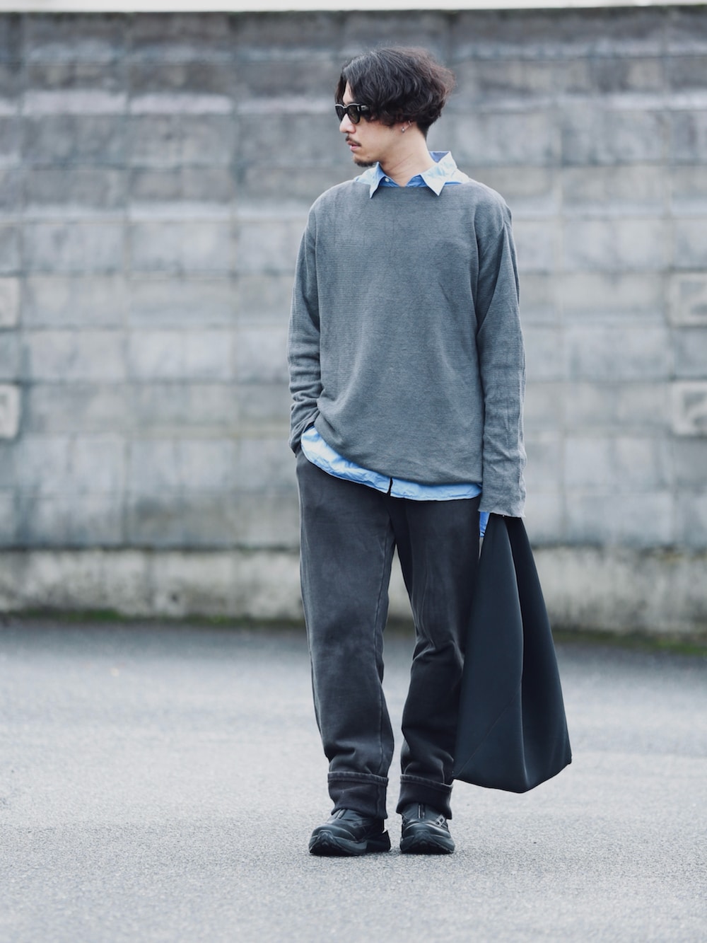 グレー系のスウェットパンツ、グレー系のTシャツ/カットソー、ブルー系のシャツ/ブラウスを着用したメンズの秋コーディネートの2枚目の写真