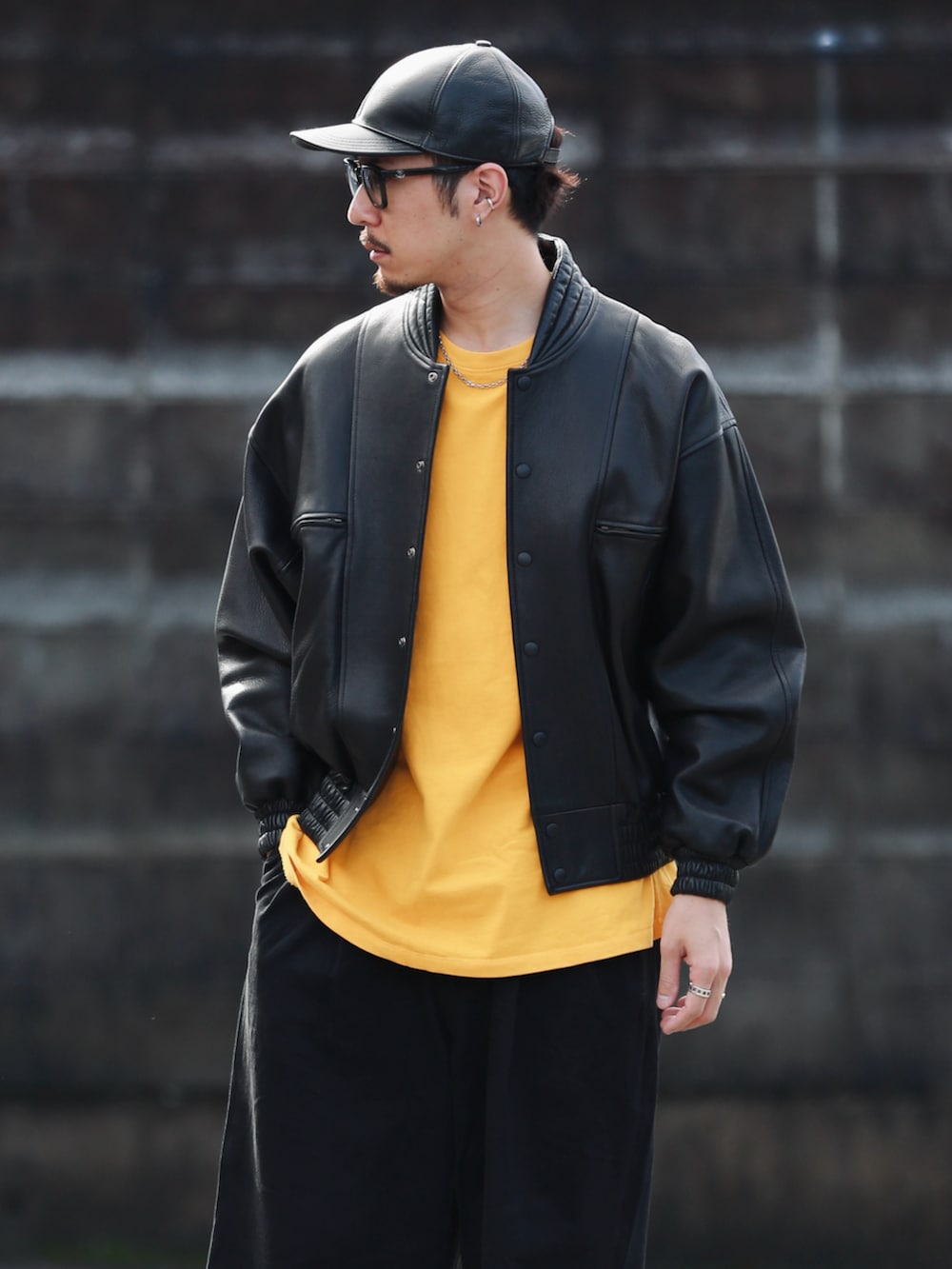 イエロー系のTシャツ/カットソーを着用したメンズの秋コーディネートの3枚目の写真