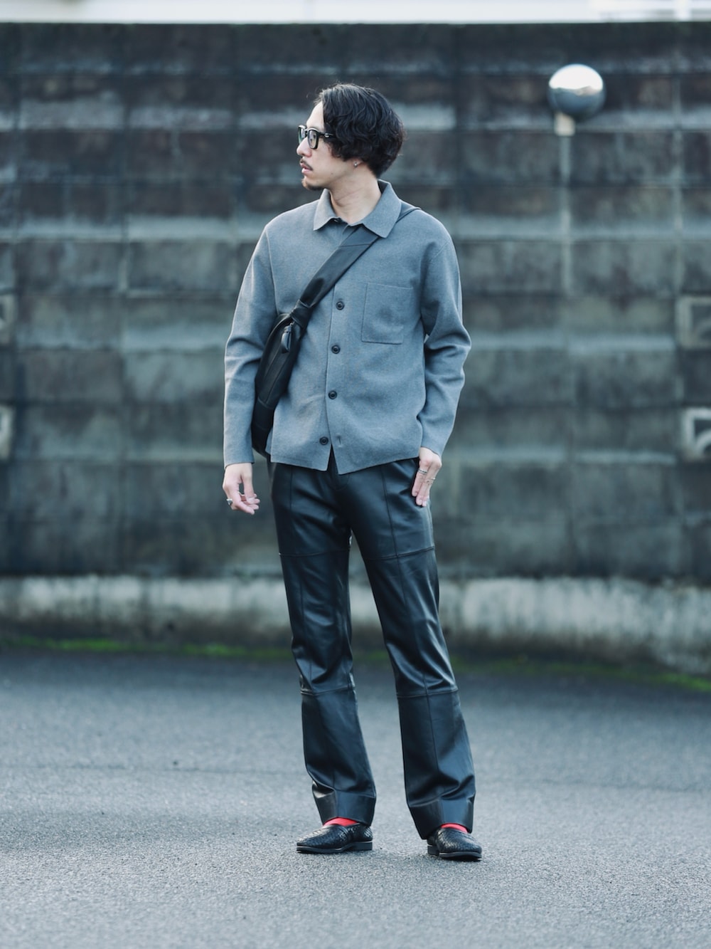 グレー系のカーディガン/ボレロ、ブラック系のその他パンツ、ブラック系のシューズを着用したメンズの秋コーディネートの2枚目の写真