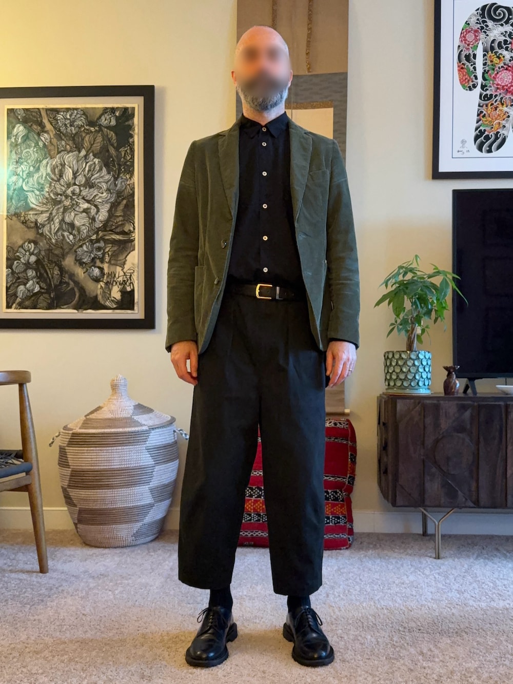 ブラック系のシャツ/ブラウス、ブラック系のその他パンツ、グリーン系のスーツジャケットを着用したメンズの秋コーディネートの2枚目の写真