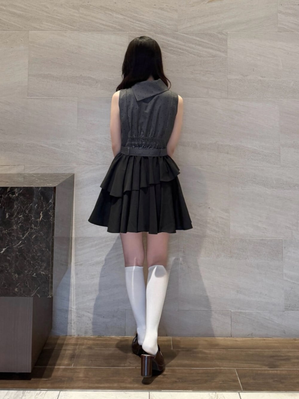 ブラウン系のパンプス、ブラック系のワンピースを着用したレディースの夏コーディネートの3枚目の写真
