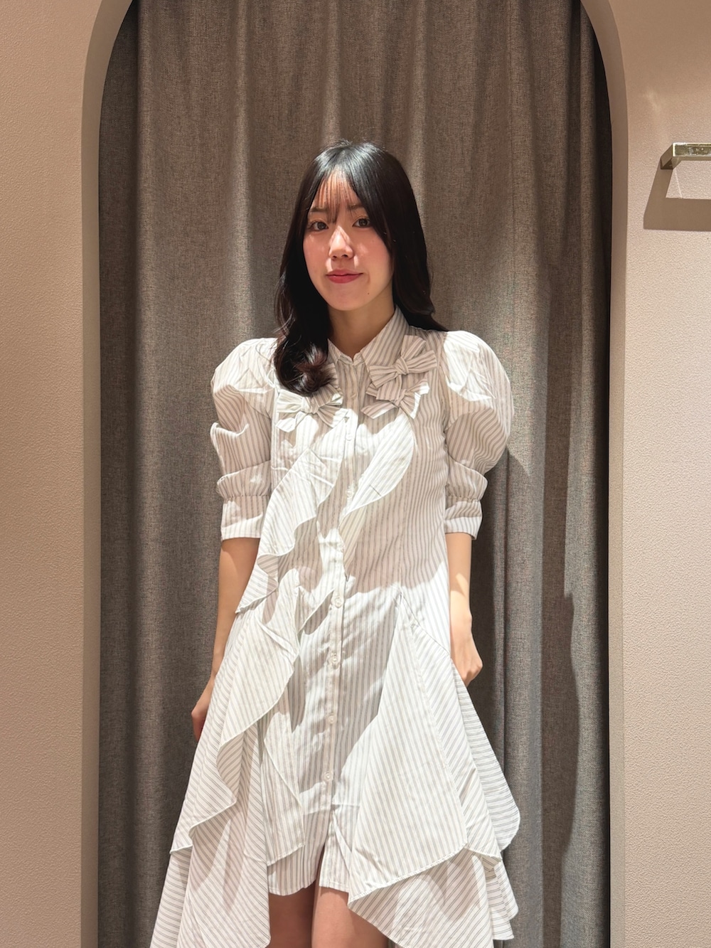 その他のワンピース、ブラウン系のブーツを着用したレディースの春コーディネートの6枚目の写真