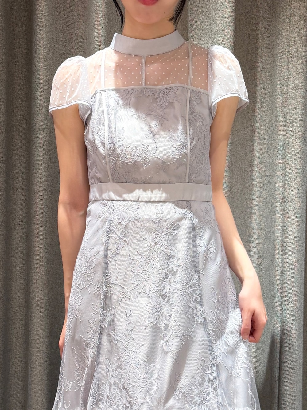 ベージュ系のトレンチコート、ブルー系のドレス、ホワイト系のサンダルを着用したレディースの春コーディネートの8枚目の写真