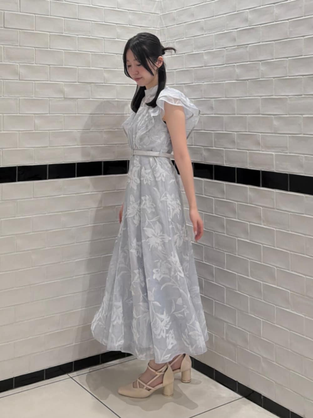 ホワイト系のサンダル、ブルー系のドレスを着用したレディースの夏コーディネートの2枚目の写真