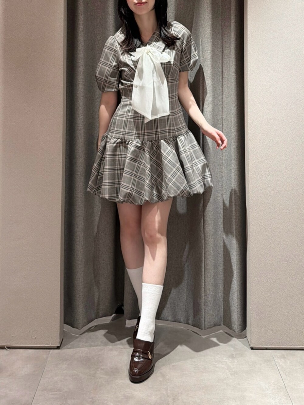 ブラウン系のパンプス、ベージュ系のワンピースを着用したレディースの夏コーディネートの4枚目の写真