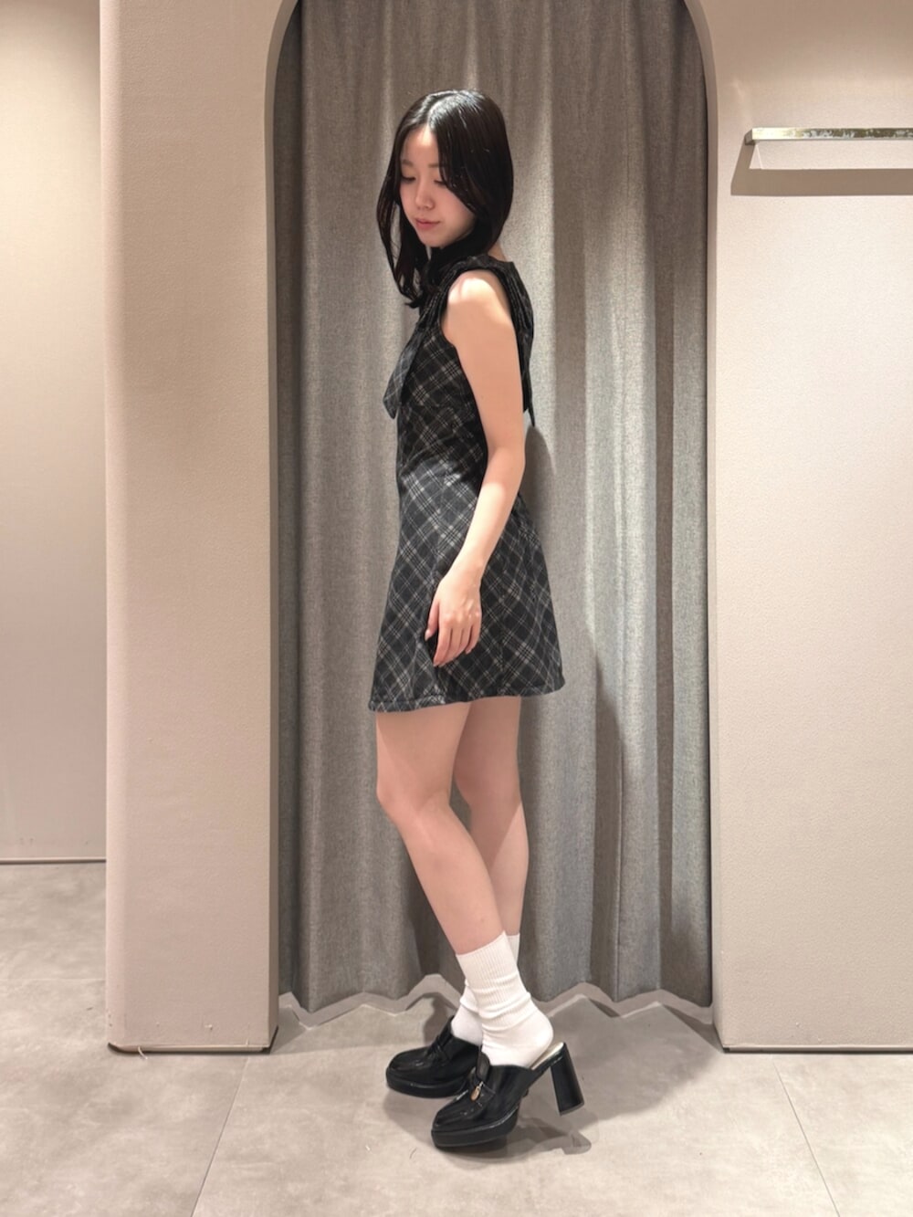 ブラック系のパンプス、その他のワンピースを着用したレディースの夏コーディネートの2枚目の写真