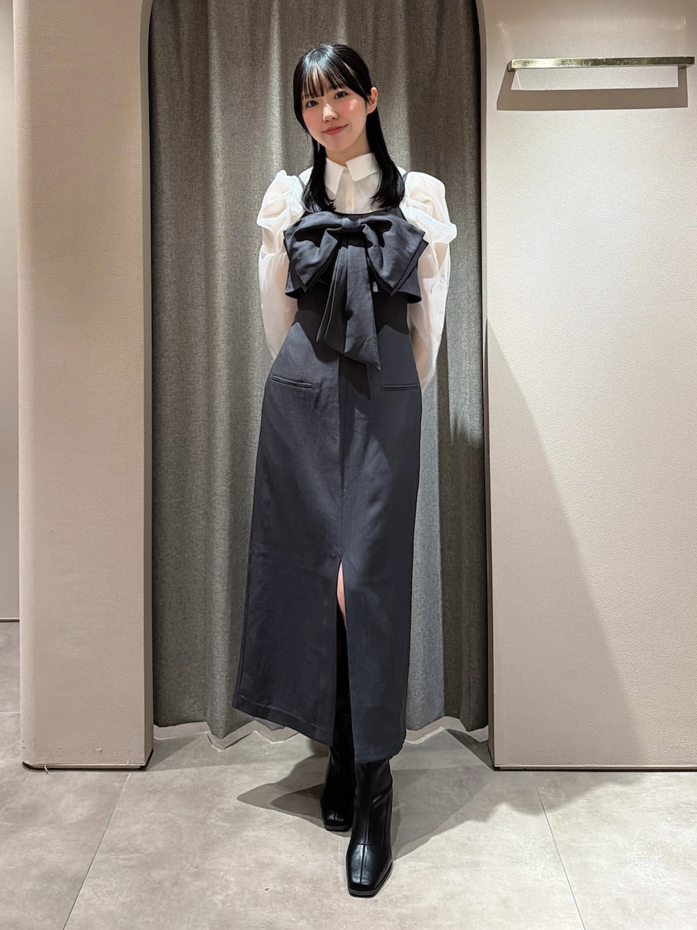 その他のシャツ/ブラウス、グレー系のワンピース、ブラック系のブーツを着用したレディースの冬コーディネートの2枚目の写真