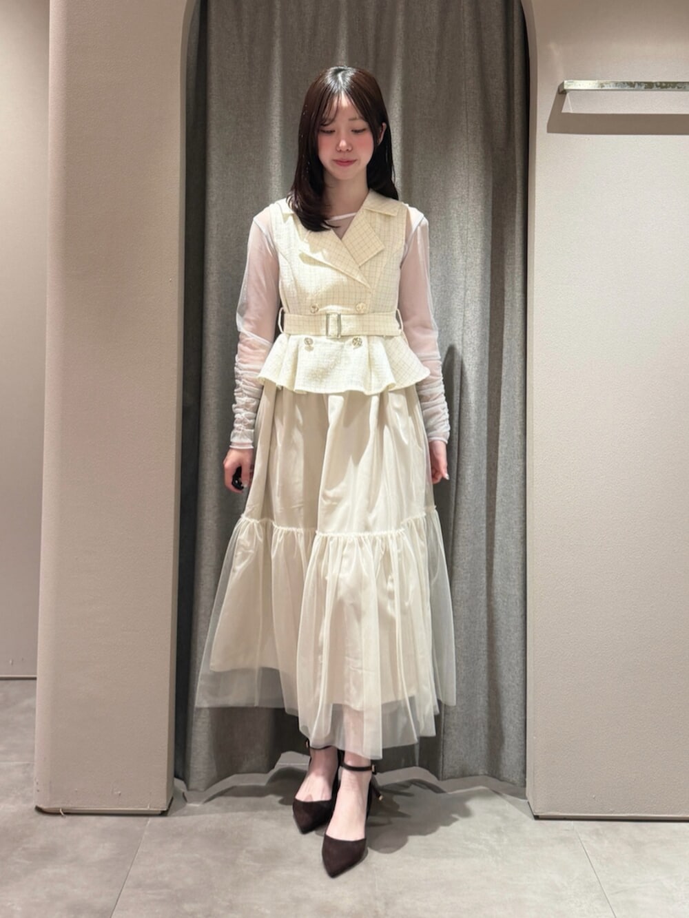 ホワイト系のTシャツ/カットソー、ホワイト系のワンピース、ブラウン系のパンプスを着用したレディースの秋コーディネートの4枚目の写真