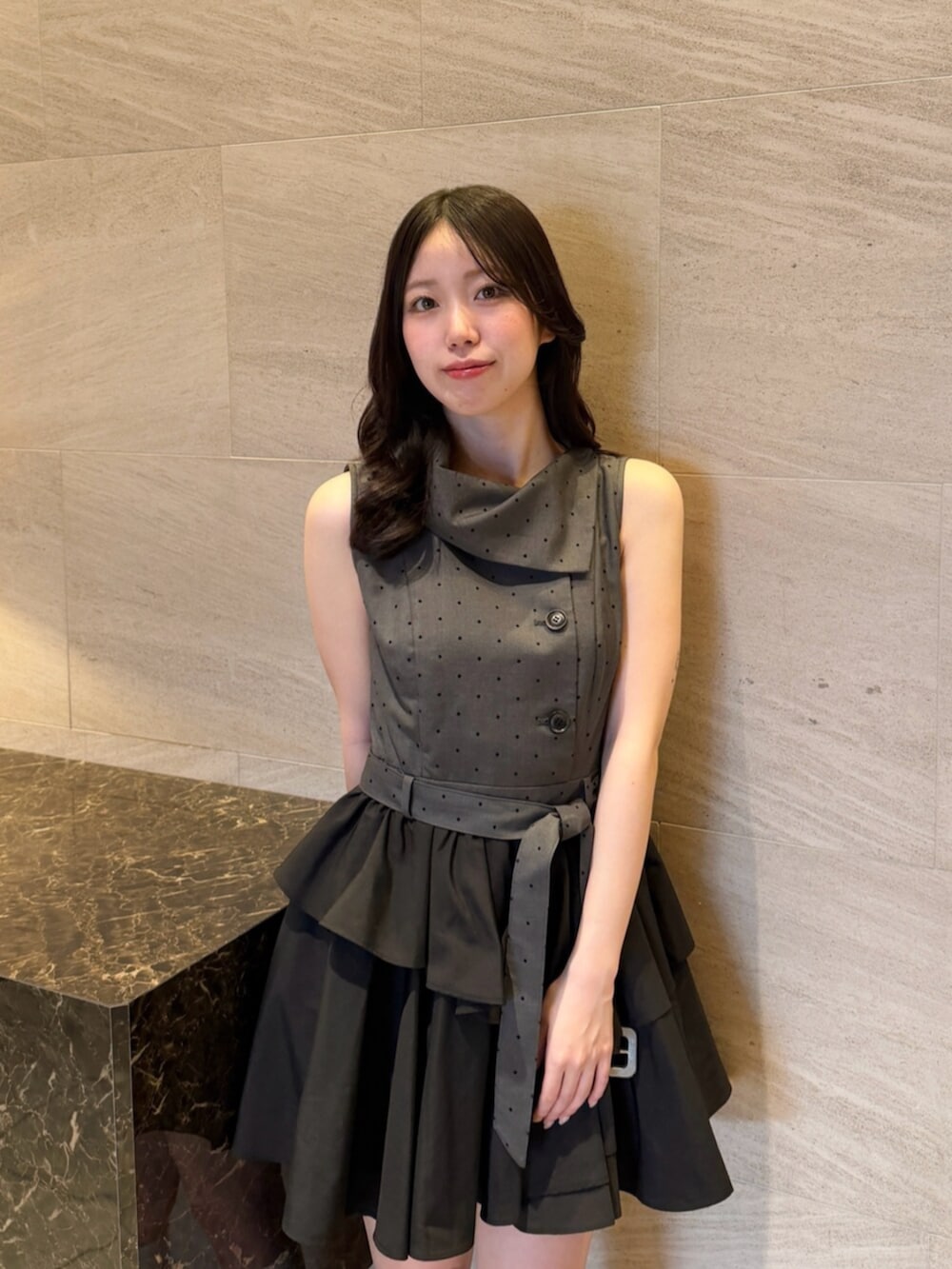 ブラウン系のパンプス、ブラック系のワンピースを着用したレディースの夏コーディネートの5枚目の写真