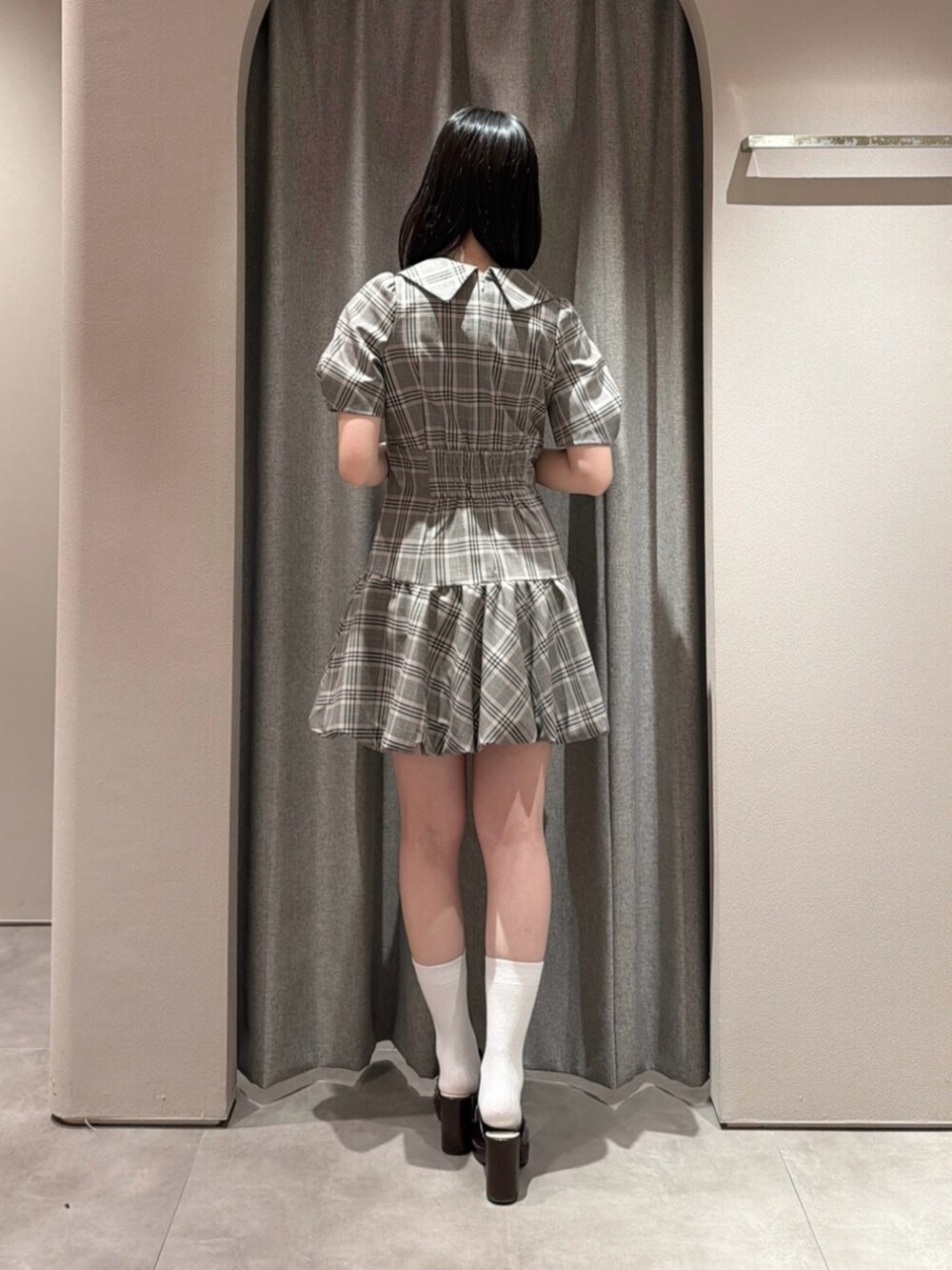 ブラウン系のパンプス、ベージュ系のワンピースを着用したレディースの夏コーディネートの3枚目の写真