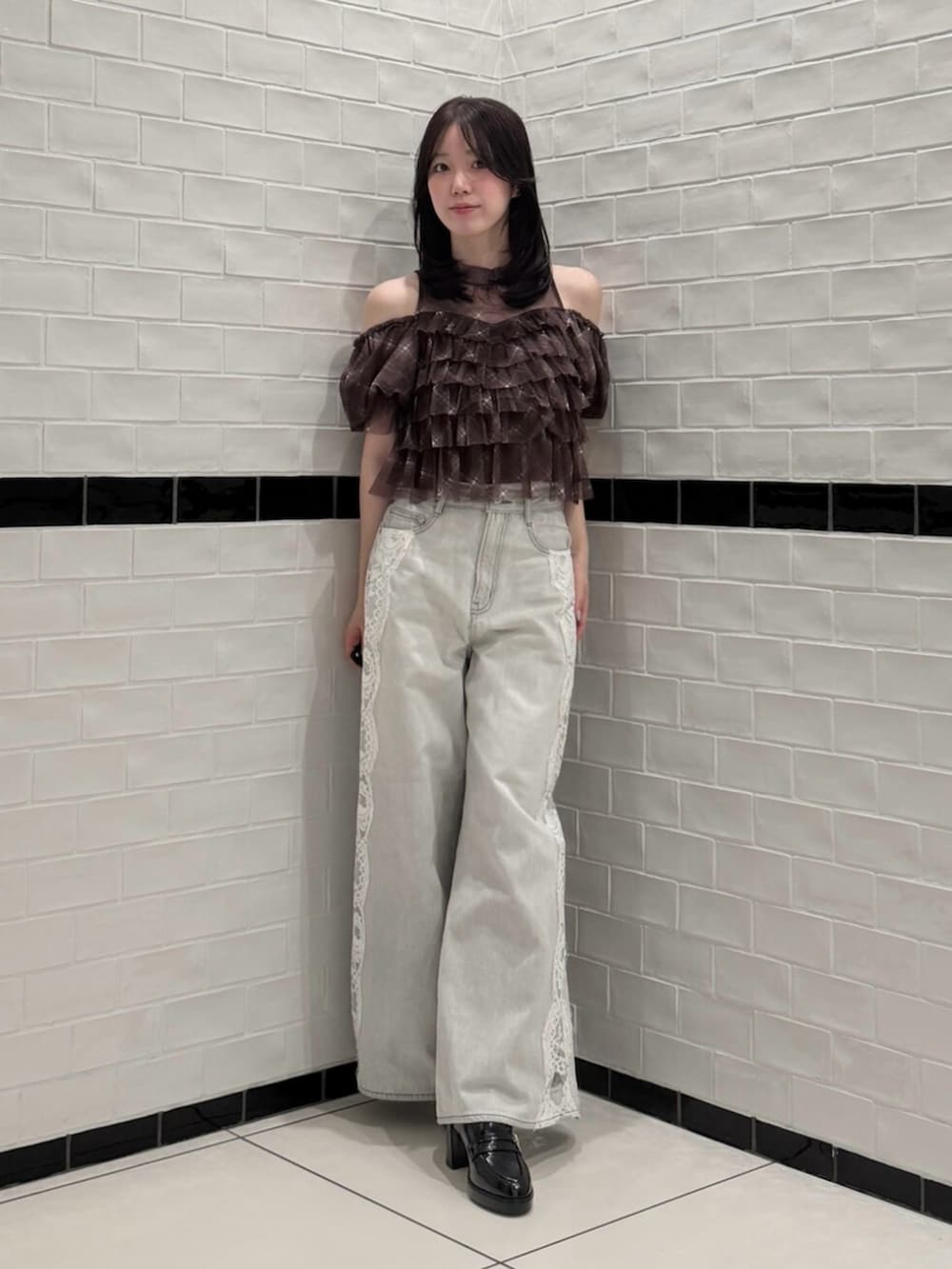 ブラック系のパンプス、ブラウン系のシャツ/ブラウス、グレー系のデニムパンツを着用したレディースの夏コーディネートの2枚目の写真
