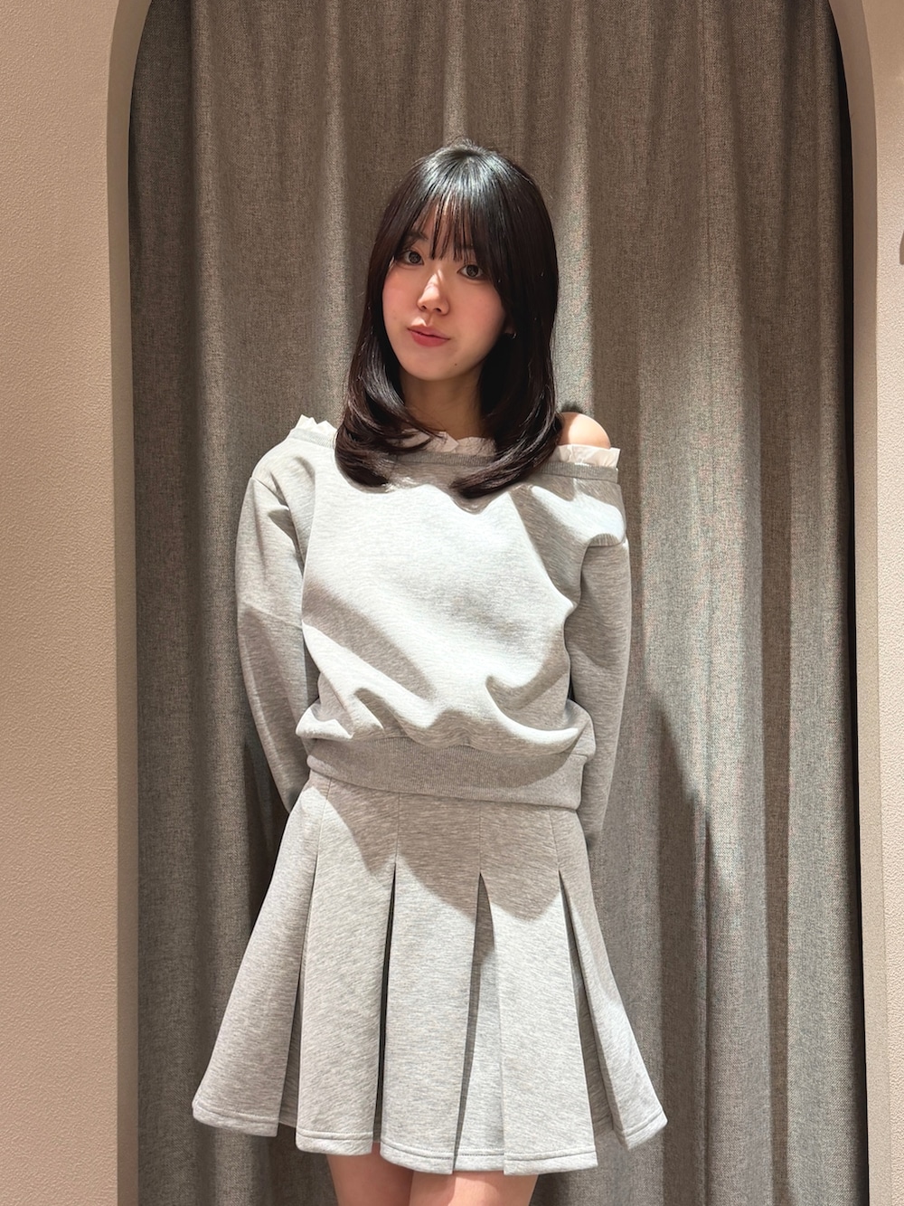 グレー系のTシャツ/カットソー、グレー系のスカート、ブラック系のパンプスを着用したレディースの春コーディネートの5枚目の写真