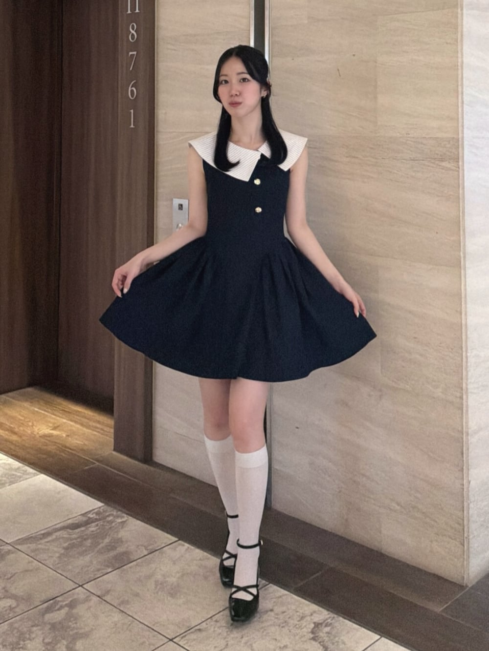 ブラック系のサンダル、ブルー系のワンピースを着用したレディースの夏コーディネートの2枚目の写真