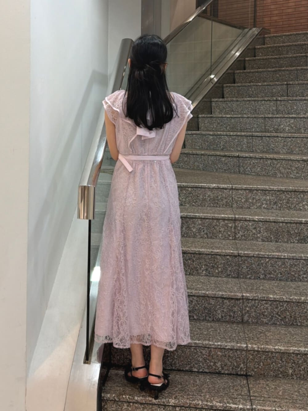 ブラック系のパンプス、ピンク系のドレスを着用したレディースの夏コーディネートの4枚目の写真