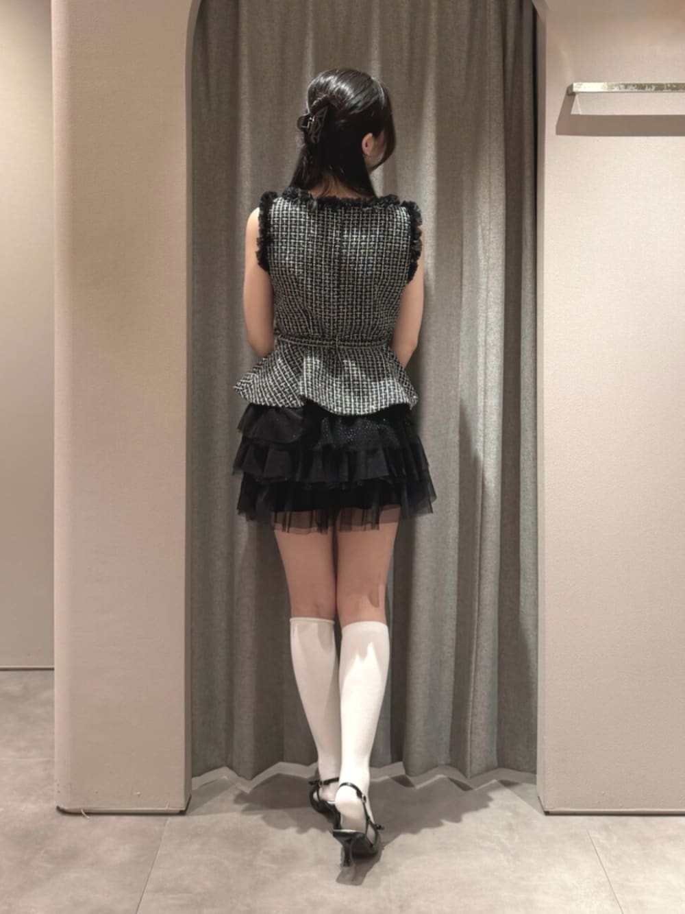 ブラック系のベスト、ブラック系のその他パンツ、ブラック系のパンプスを着用したレディースの夏コーディネートの4枚目の写真