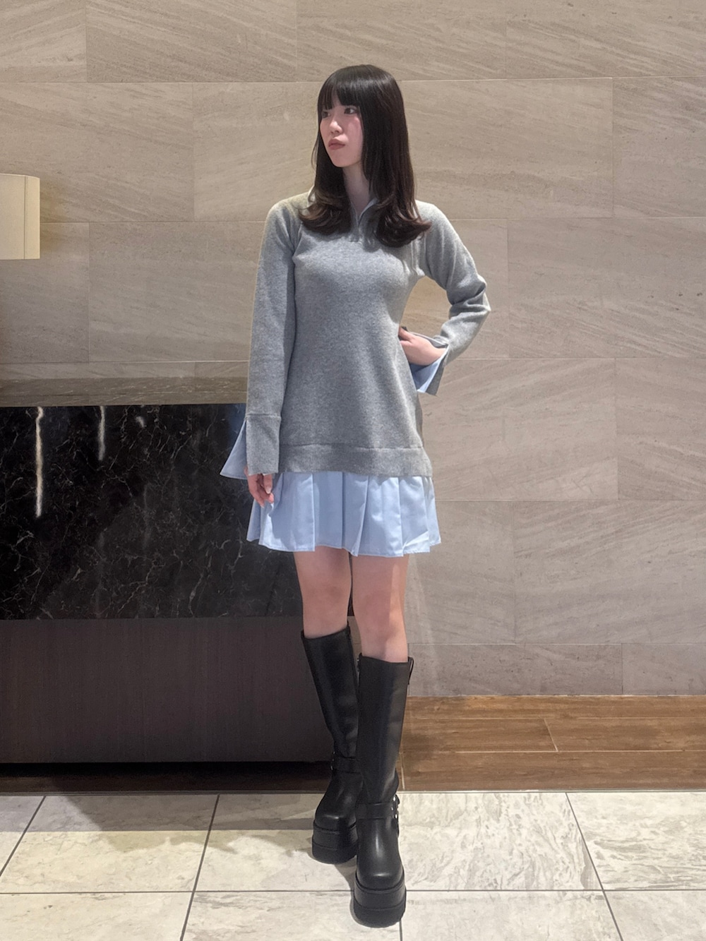 ブラック系のブーツ、グレー系のワンピースを着用したレディースの秋コーディネートの2枚目の写真