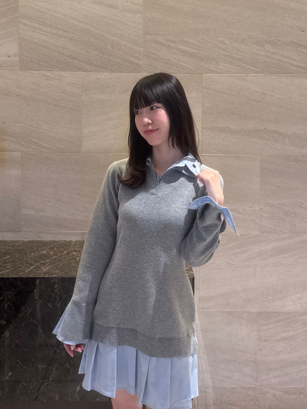 ブラック系のブーツ、グレー系のワンピースを着用したレディースの秋コーディネートの4枚目の写真