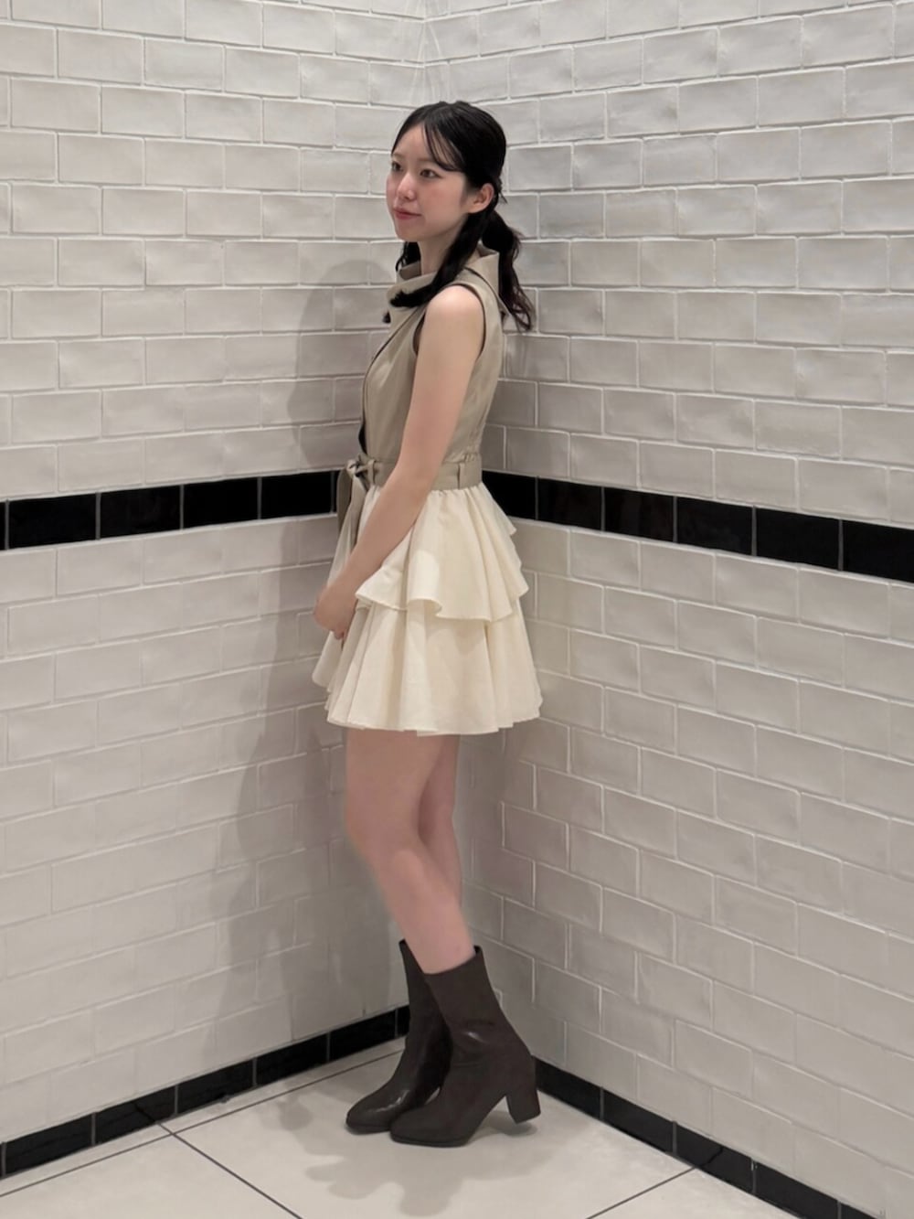 ベージュ系のワンピース、ブラウン系のブーツを着用したレディースの夏コーディネートの2枚目の写真