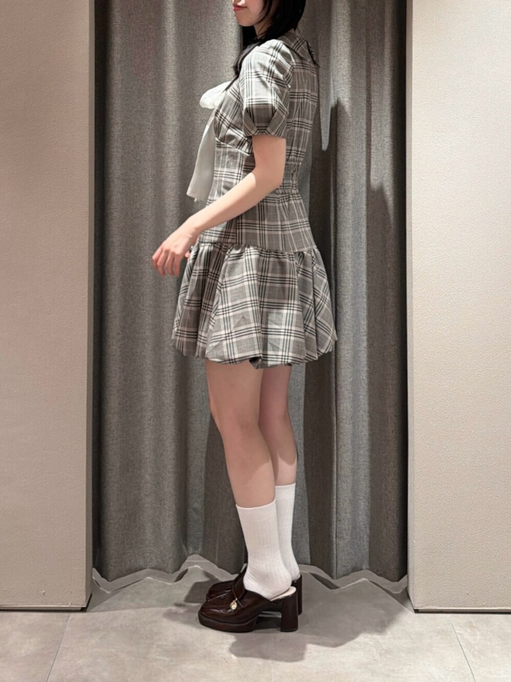 ブラウン系のパンプス、ベージュ系のワンピースを着用したレディースの夏コーディネートの2枚目の写真