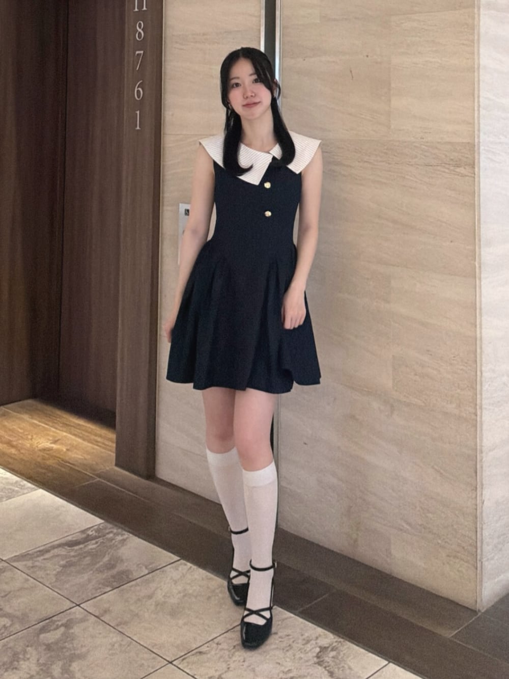 ブラック系のサンダル、ブルー系のワンピースを着用したレディースの夏コーディネートの3枚目の写真