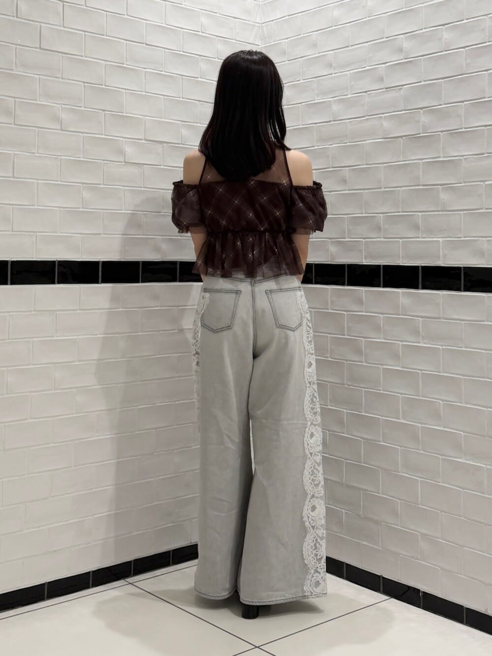 ブラック系のパンプス、ブラウン系のシャツ/ブラウス、グレー系のデニムパンツを着用したレディースの夏コーディネートの4枚目の写真