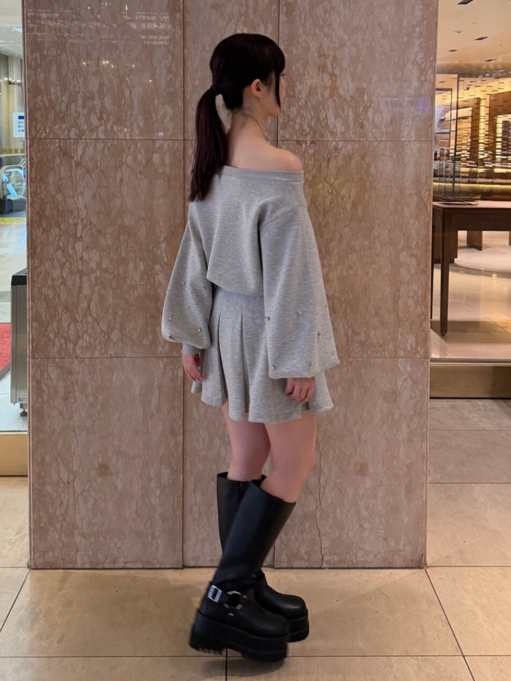 グレー系のテーラードジャケット、グレー系のスウェット、グレー系のスカートを着用したレディースの秋コーディネートの4枚目の写真