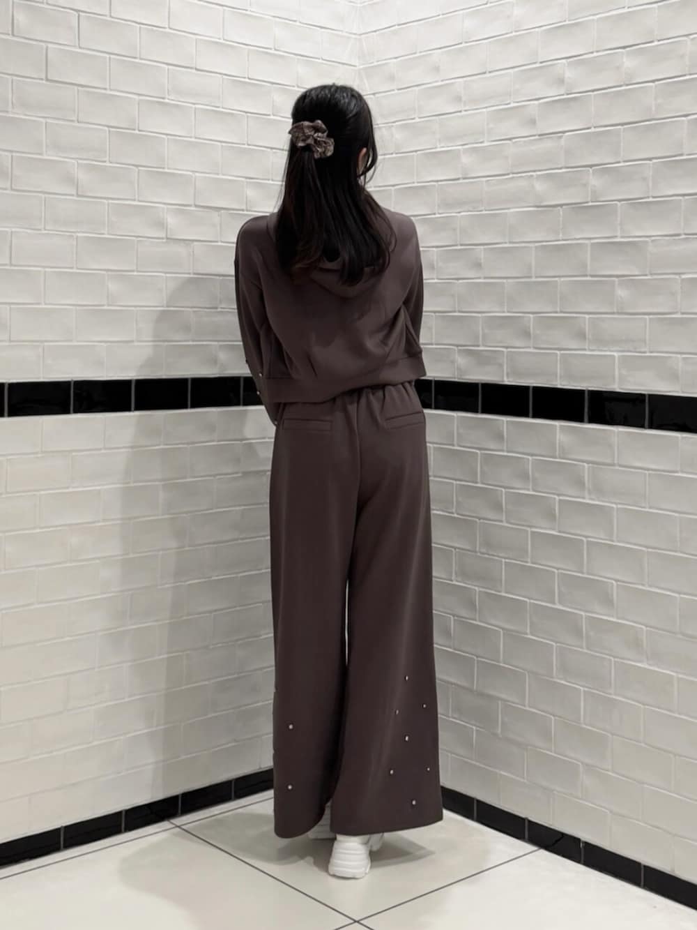 ブラウン系のTシャツ/カットソー、ブラウン系のスウェットパンツ、ホワイト系のサンダルを着用したレディースの夏コーディネートの3枚目の写真