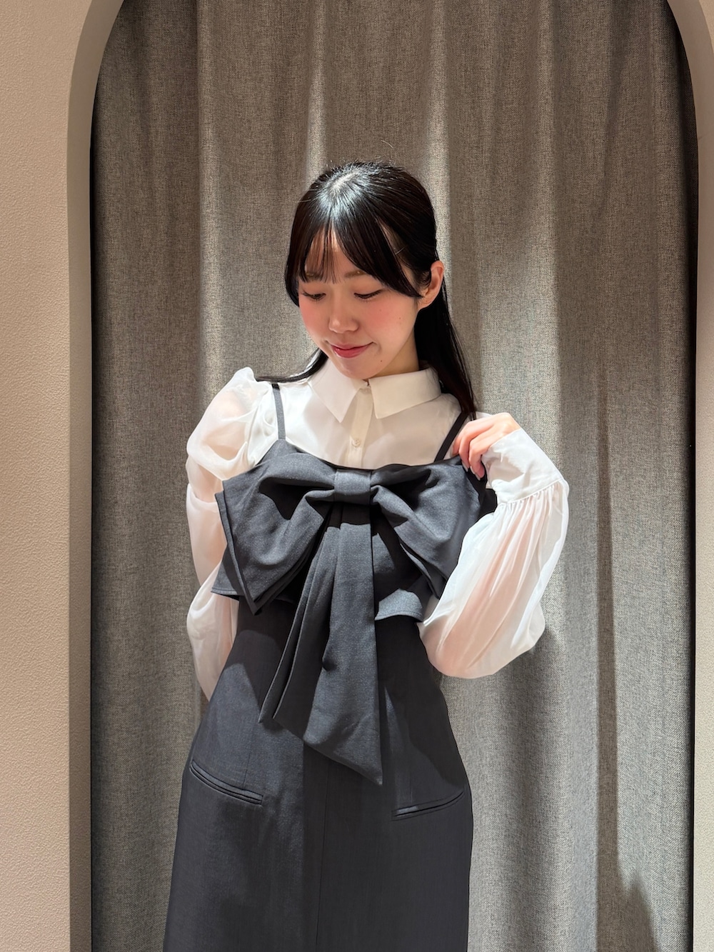 その他のシャツ/ブラウス、グレー系のワンピース、ブラック系のブーツを着用したレディースの冬コーディネートの5枚目の写真