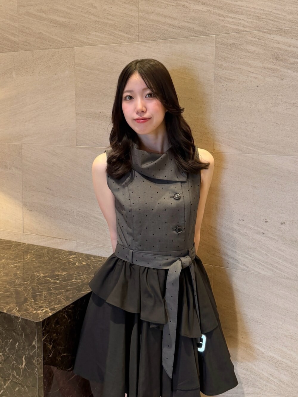 ブラウン系のパンプス、ブラック系のワンピースを着用したレディースの夏コーディネートの6枚目の写真