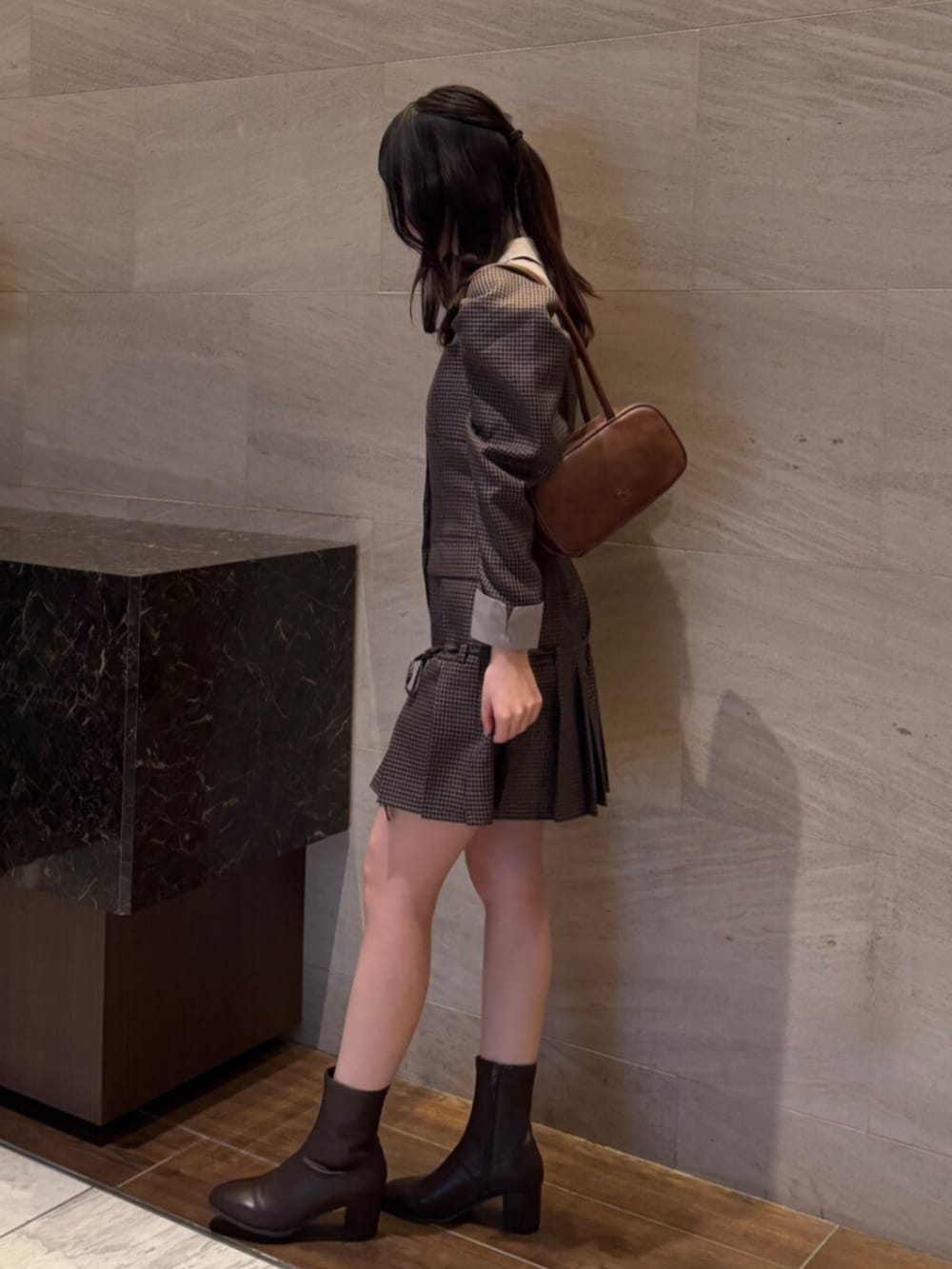 ブラウン系のワンピース、ブラウン系のブーツを着用したレディースの秋コーディネートの4枚目の写真