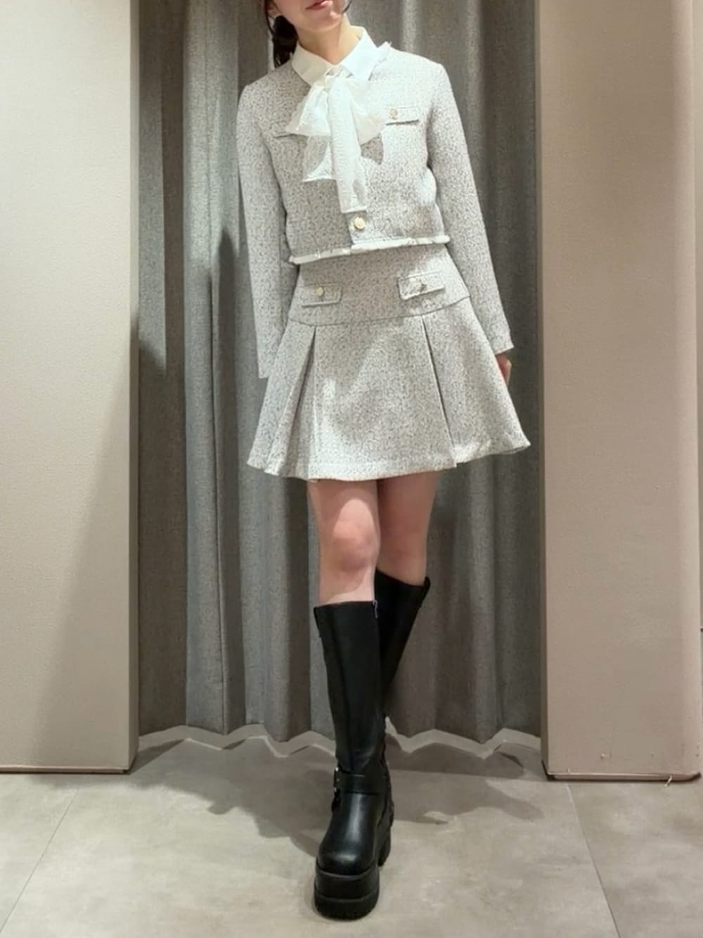 その他のノーカラージャケット、ホワイト系のシャツ/ブラウス、その他のスカートを着用したレディースの冬コーディネートの3枚目の写真