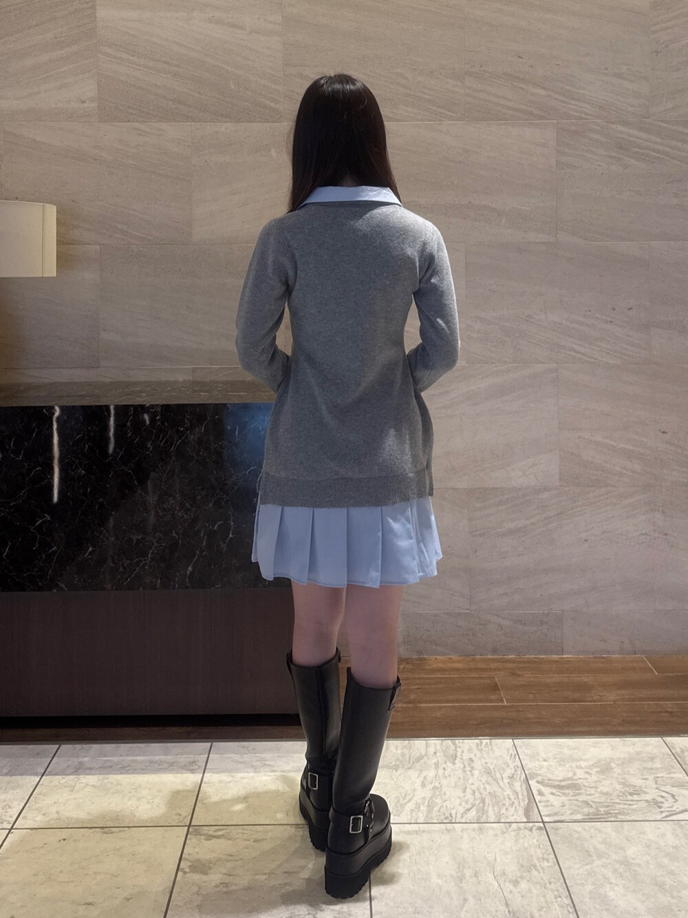 ブラック系のブーツ、グレー系のワンピースを着用したレディースの秋コーディネートの6枚目の写真