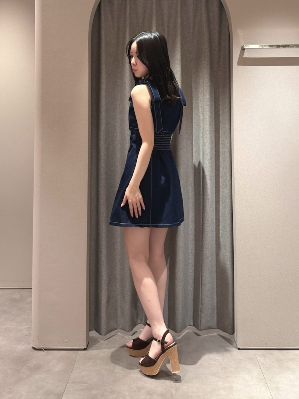ブラウン系のサンダル、ブルー系のワンピースを着用したレディースの夏コーディネートの3枚目の写真