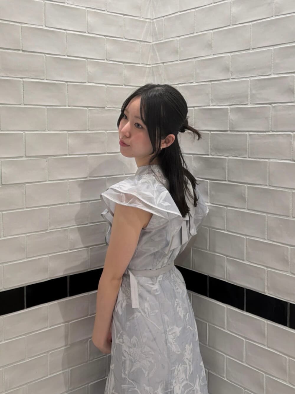 ホワイト系のサンダル、ブルー系のドレスを着用したレディースの夏コーディネートの5枚目の写真