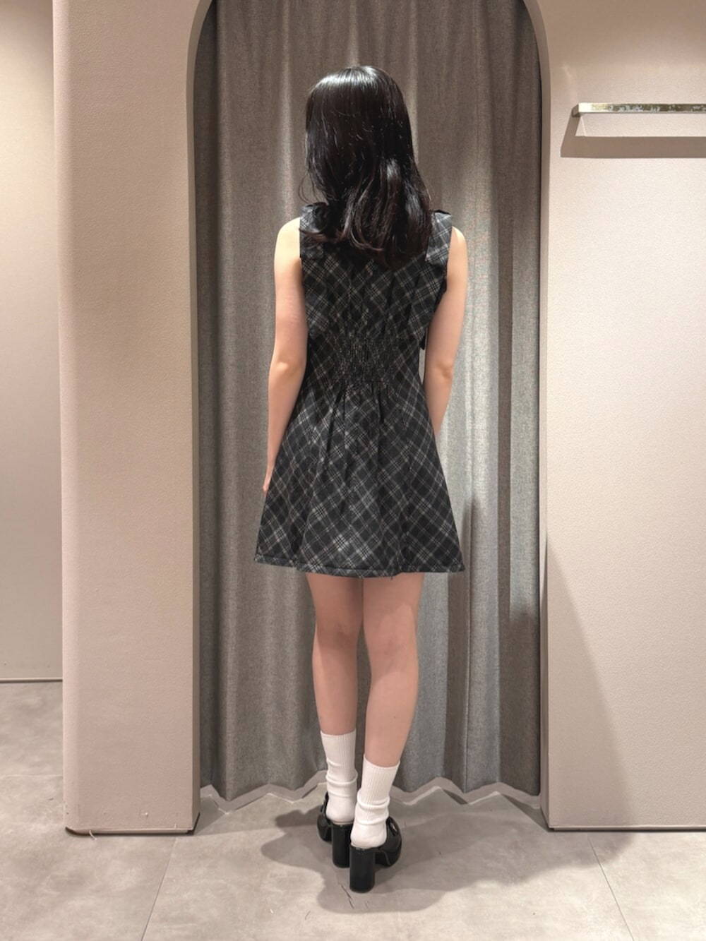 ブラック系のパンプス、その他のワンピースを着用したレディースの夏コーディネートの3枚目の写真