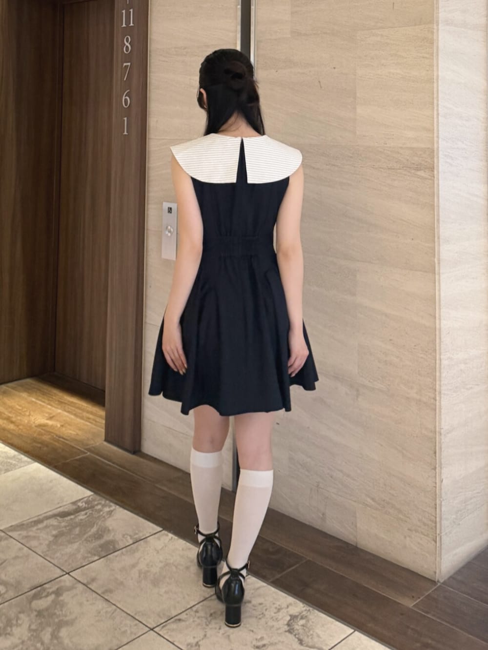 ブラック系のサンダル、ブルー系のワンピースを着用したレディースの夏コーディネートの5枚目の写真