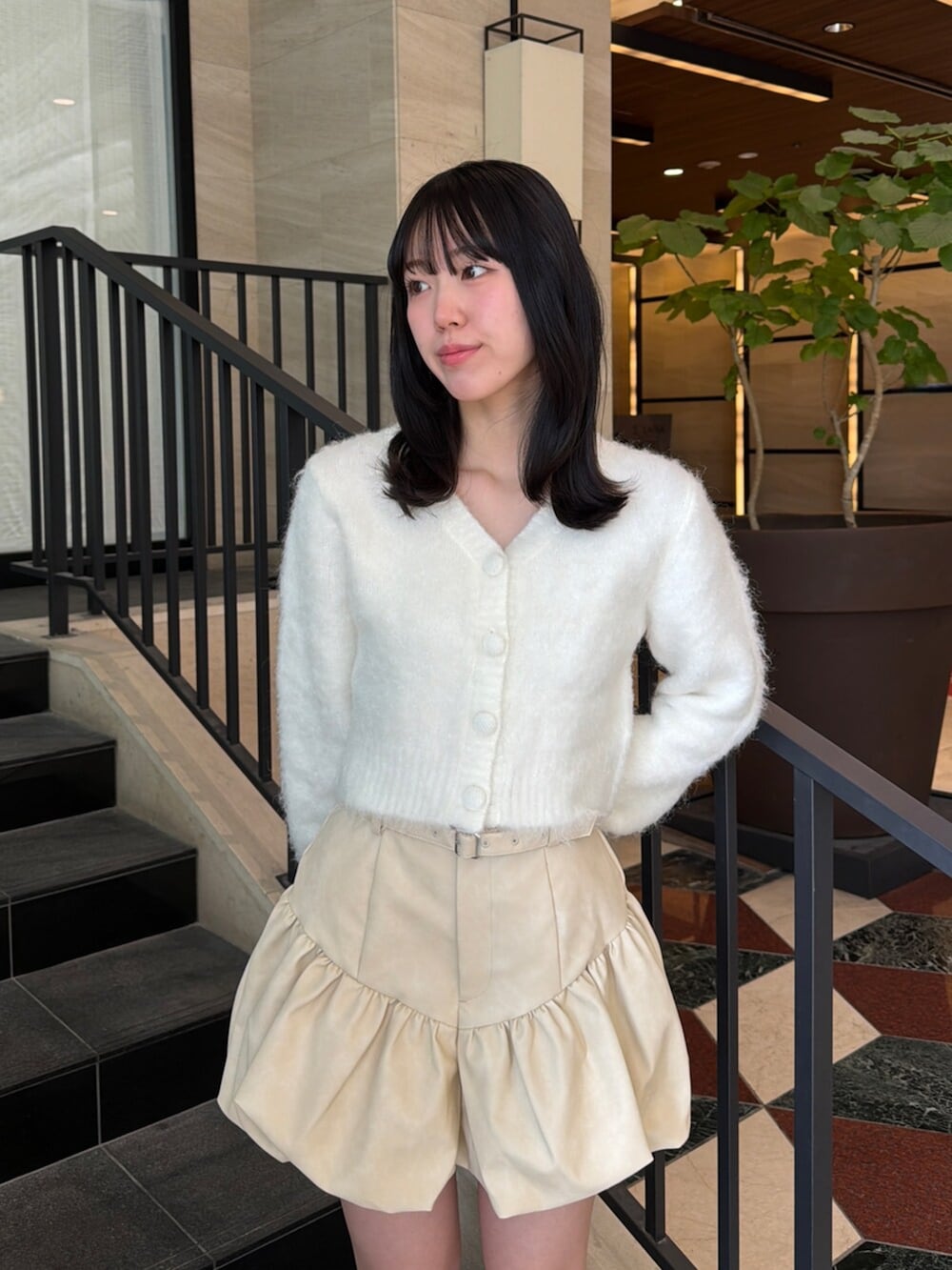 ホワイト系のカーディガン/ボレロ、ホワイト系のその他パンツ、ブラウン系のブーツを着用したレディースの冬コーディネートの5枚目の写真