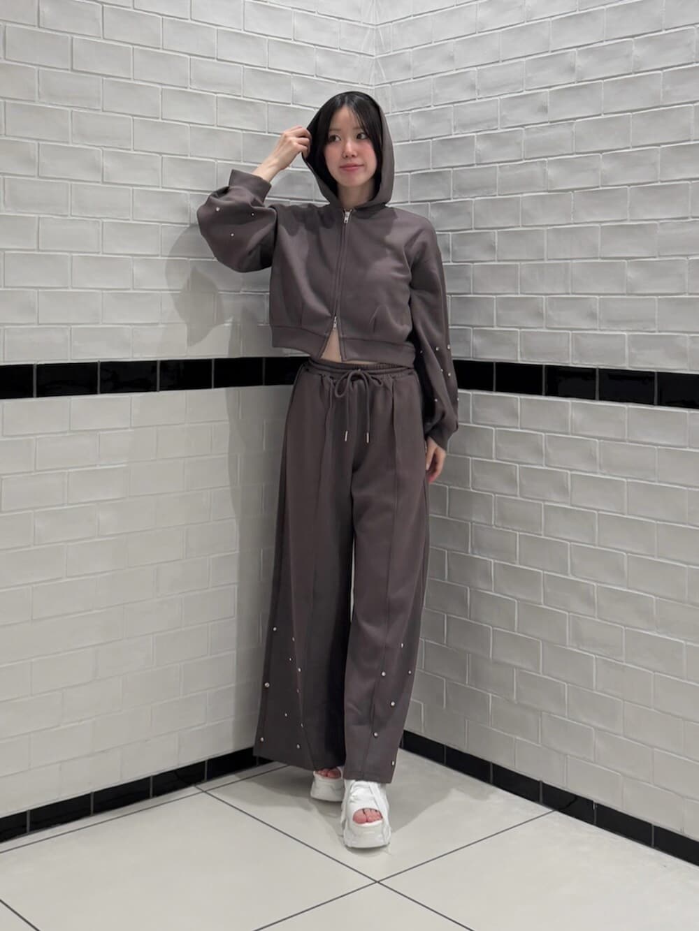 ブラウン系のTシャツ/カットソー、ブラウン系のスウェットパンツ、ホワイト系のサンダルを着用したレディースの夏コーディネートの4枚目の写真