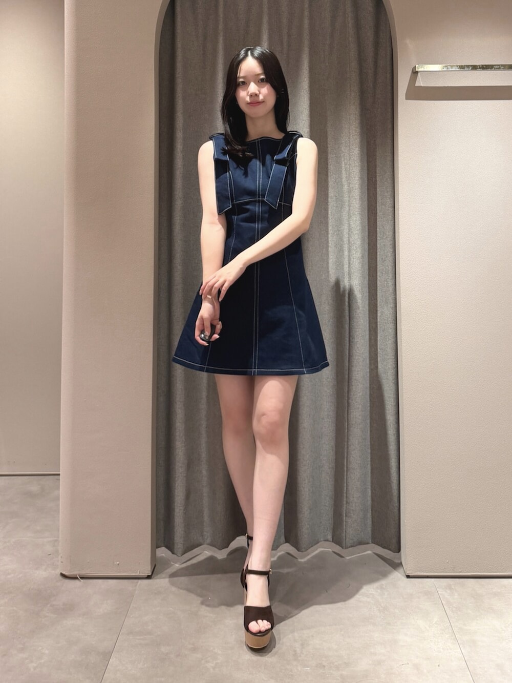 ブラウン系のサンダル、ブルー系のワンピースを着用したレディースの夏コーディネートの2枚目の写真
