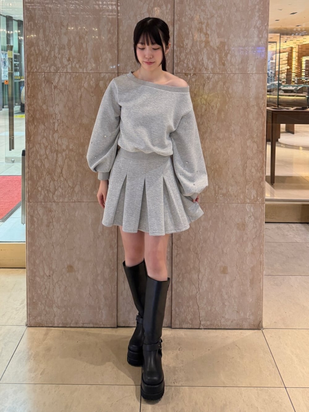 グレー系のテーラードジャケット、グレー系のスウェット、グレー系のスカートを着用したレディースの秋コーディネートの3枚目の写真