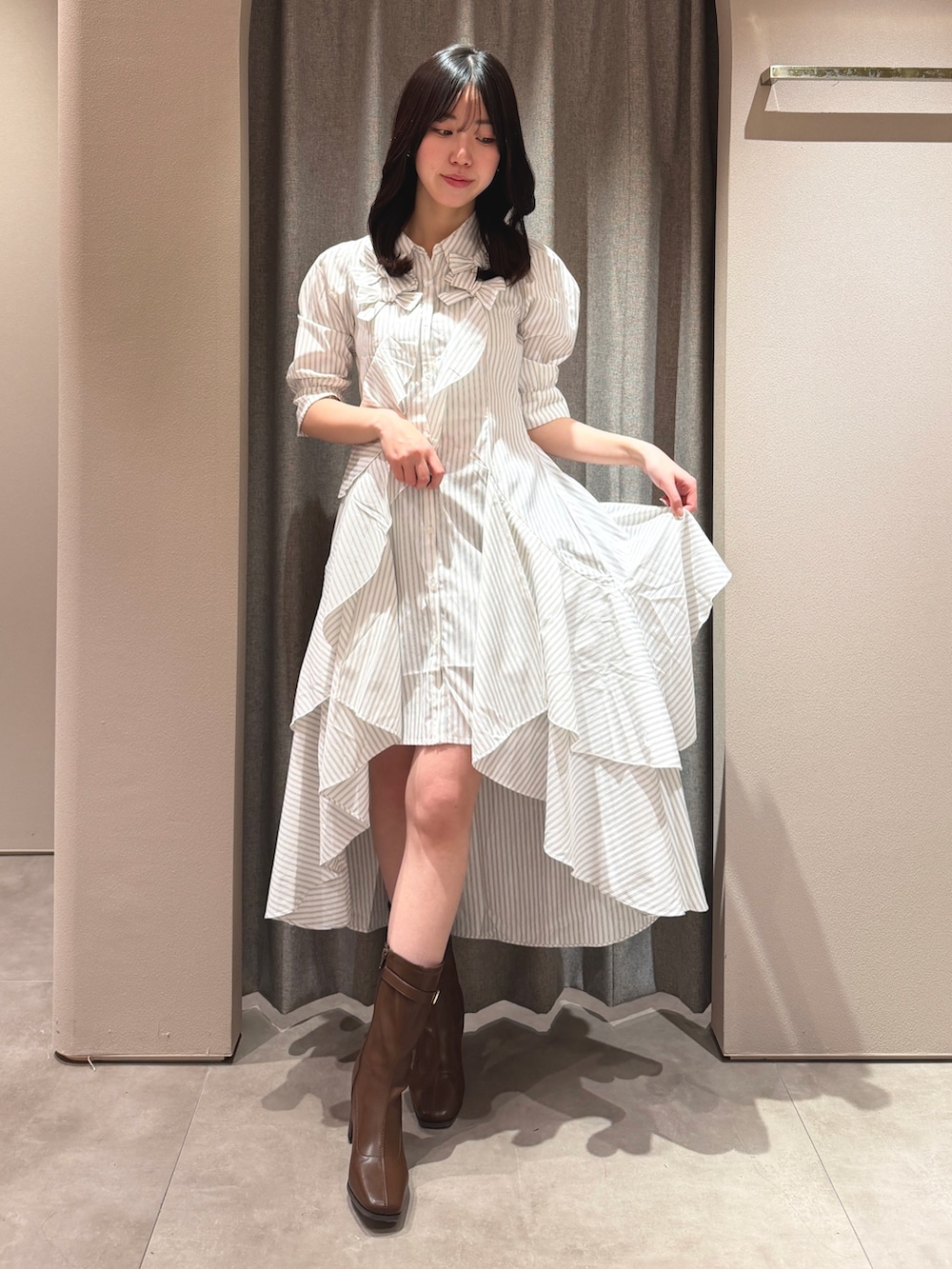 その他のワンピース、ブラウン系のブーツを着用したレディースの春コーディネートの3枚目の写真