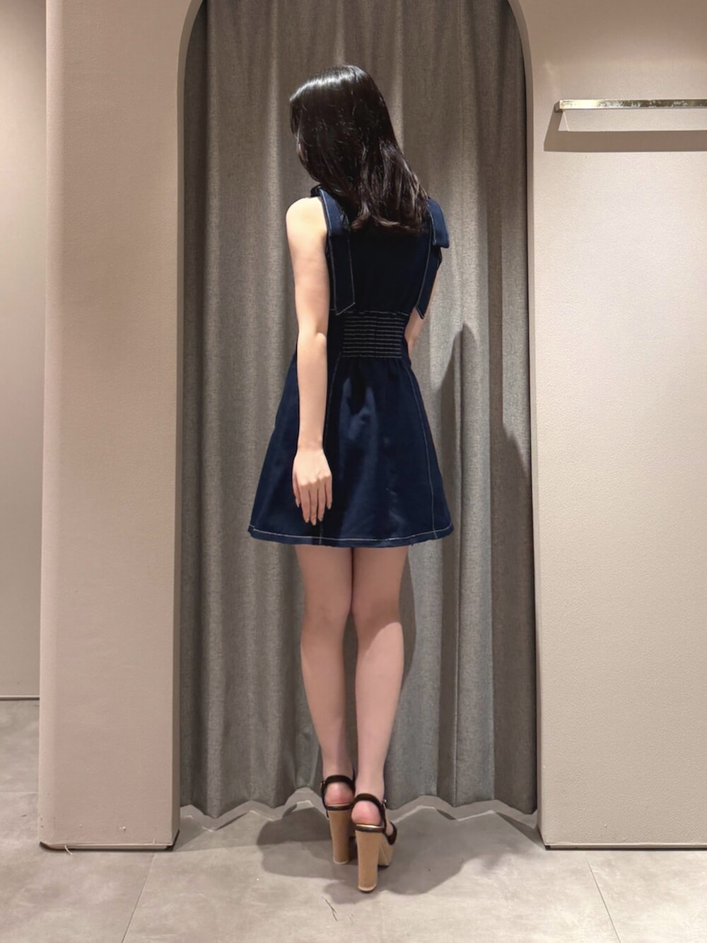ブラウン系のサンダル、ブルー系のワンピースを着用したレディースの夏コーディネートの4枚目の写真