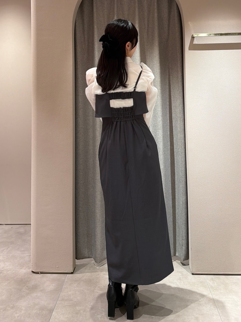 その他のシャツ/ブラウス、グレー系のワンピース、ブラック系のブーツを着用したレディースの冬コーディネートの4枚目の写真