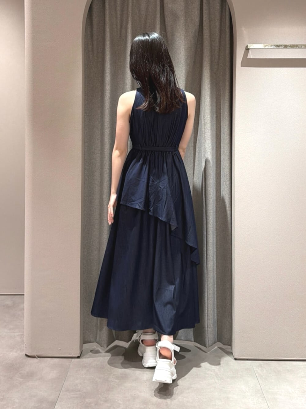 ホワイト系のサンダル、ブルー系のワンピースを着用したレディースの夏コーディネートの3枚目の写真