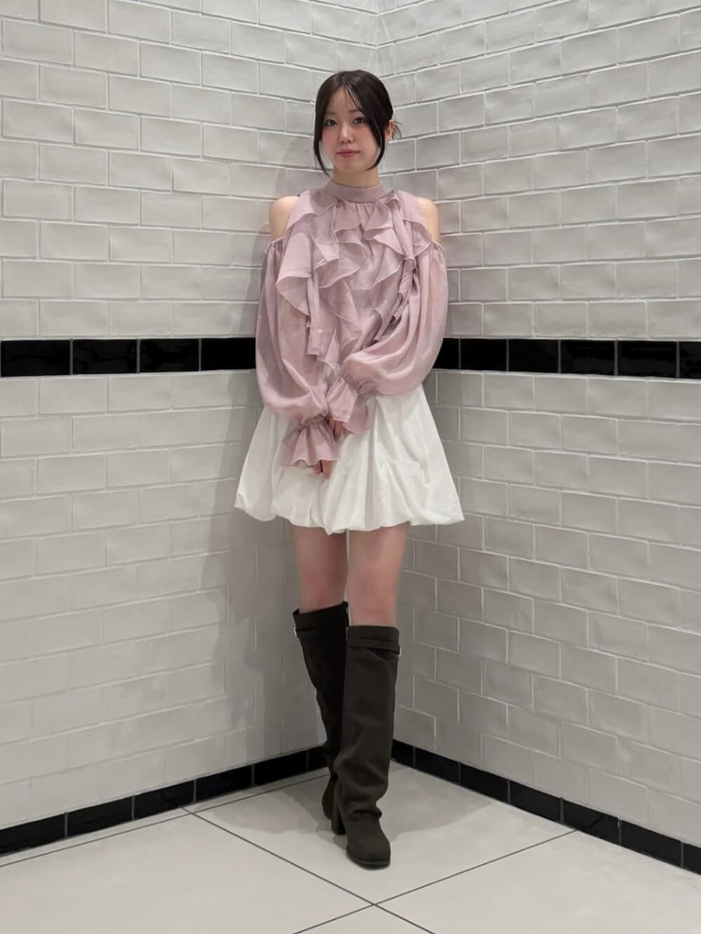 ピンク系のシャツ/ブラウス、ホワイト系のスカート、ブラウン系のブーツを着用したレディースの秋コーディネートの4枚目の写真