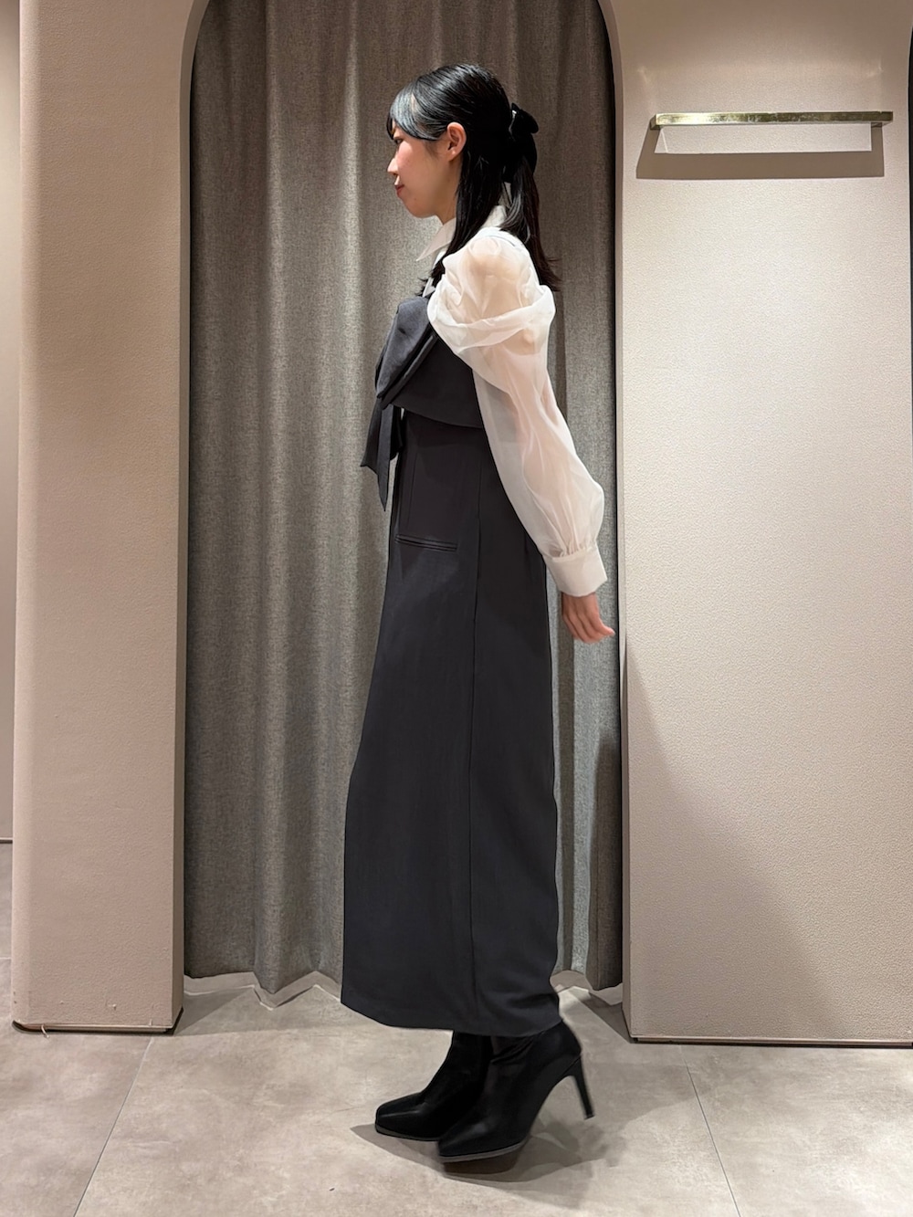 その他のシャツ/ブラウス、グレー系のワンピース、ブラック系のブーツを着用したレディースの冬コーディネートの3枚目の写真