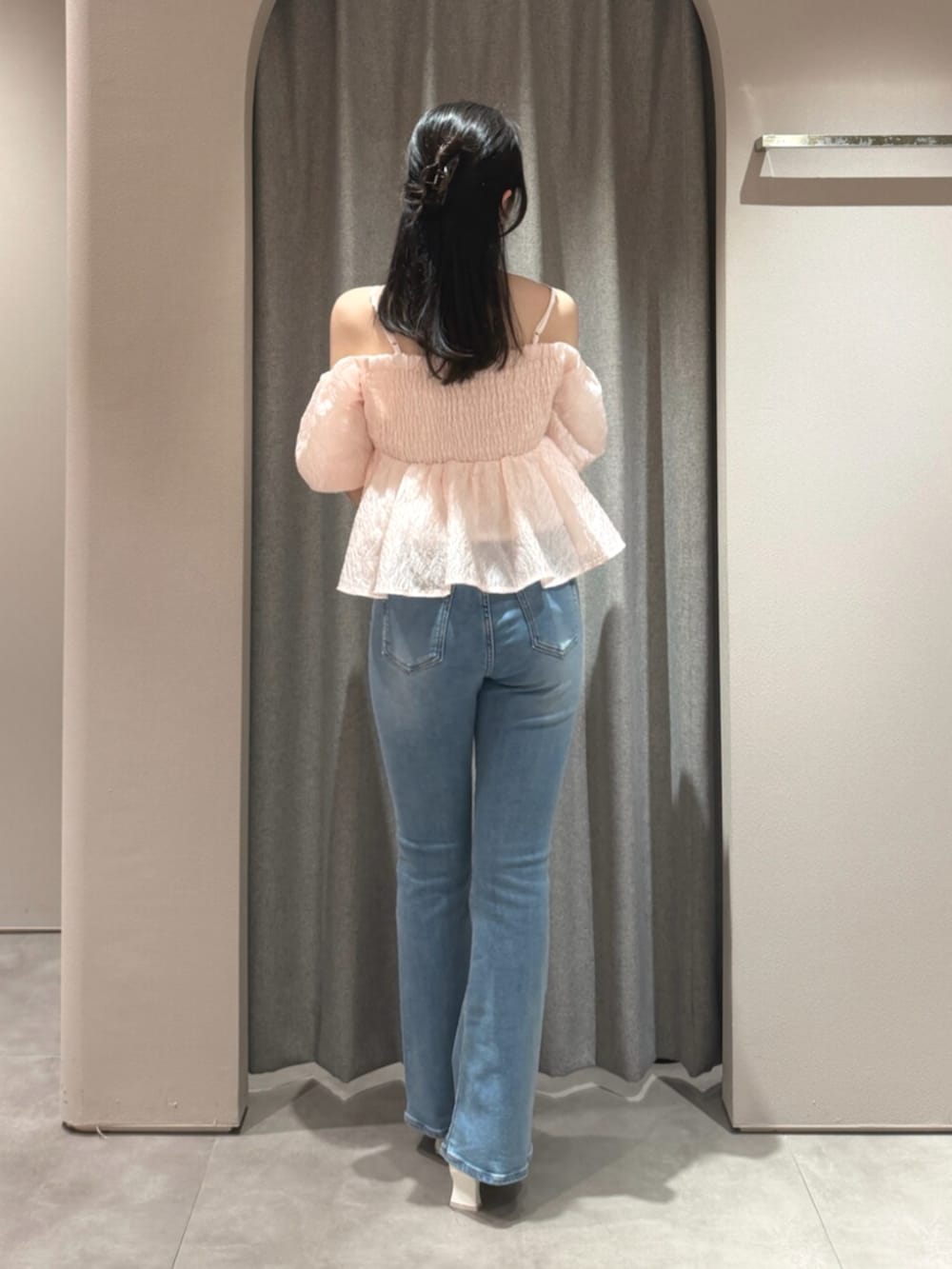 ピンク系のシャツ/ブラウス、ブルー系のデニムパンツ、ホワイト系のサンダルを着用したレディースの夏コーディネートの4枚目の写真
