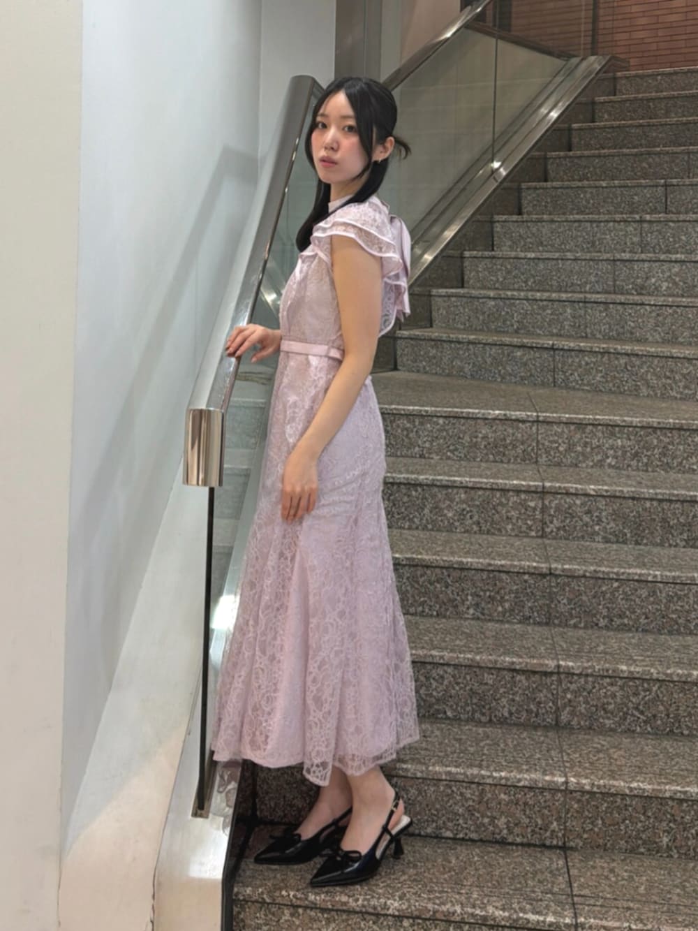 ブラック系のパンプス、ピンク系のドレスを着用したレディースの夏コーディネートの3枚目の写真