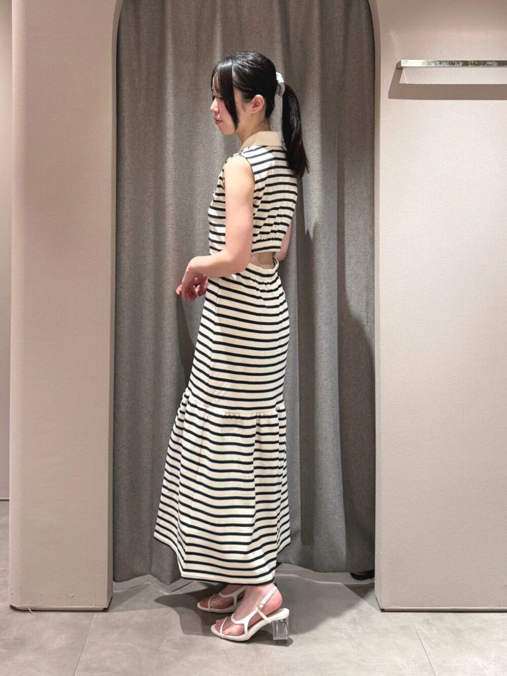 ホワイト系のサンダル、その他のワンピースを着用したレディースの夏コーディネートの3枚目の写真