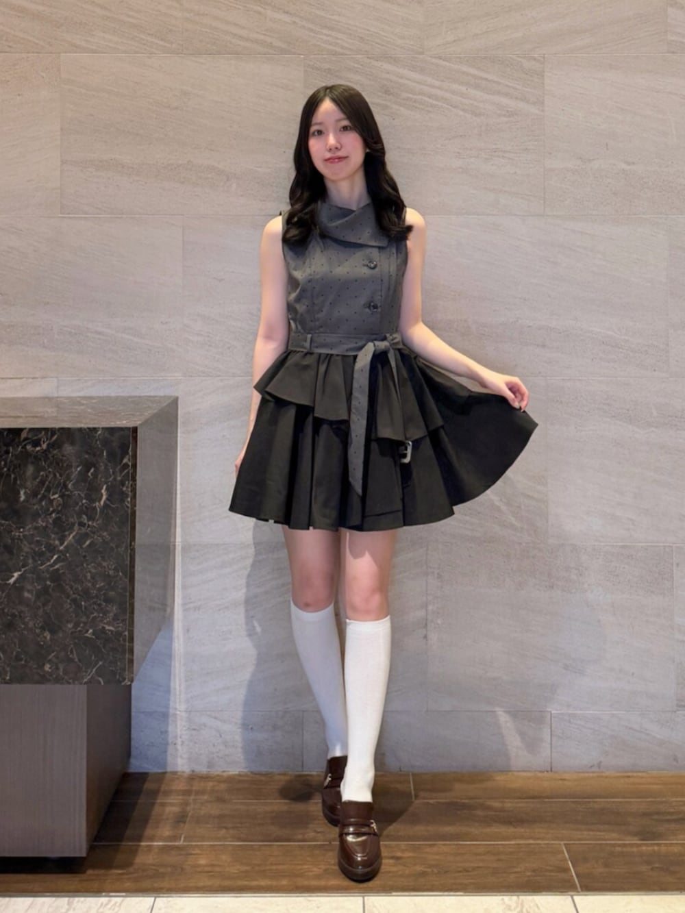 ブラウン系のパンプス、ブラック系のワンピースを着用したレディースの夏コーディネートの4枚目の写真